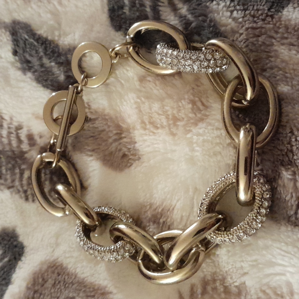 Beautiful bracelet with diamond rhinestones.